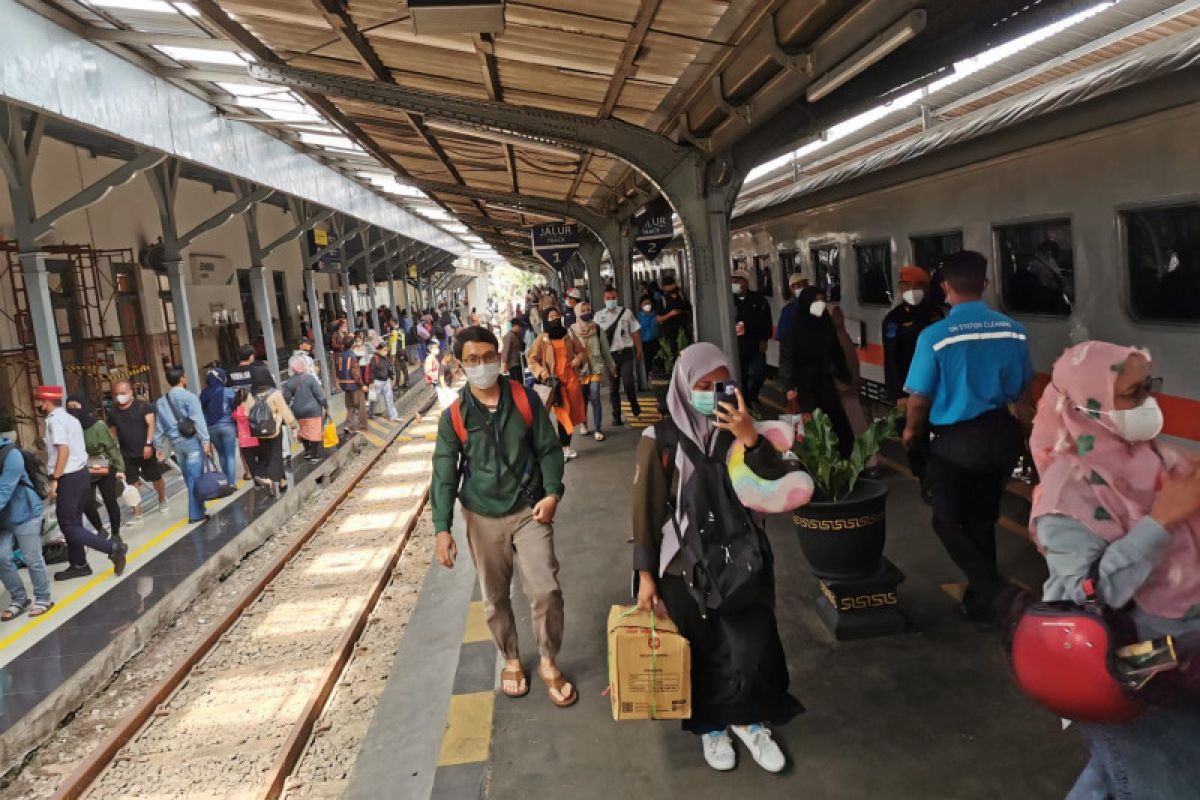 Selama angkutan Lebaran, petugas KAI Jember turunkan delapan pemudik 