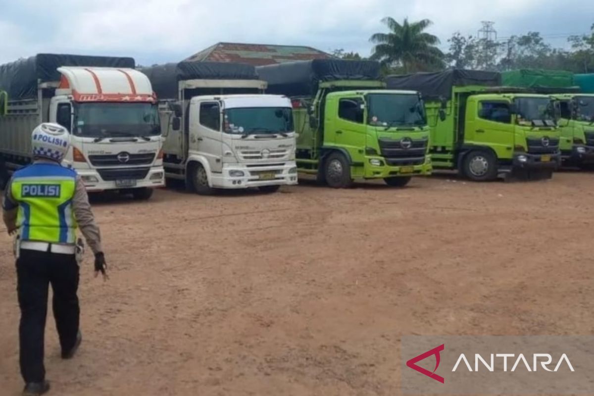 Polisi hentikan truk angkutan non pangan di jaliintim Sumatera