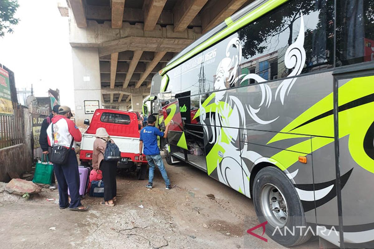 Terminal bayangan Sumber Arta masih ramai pemudik