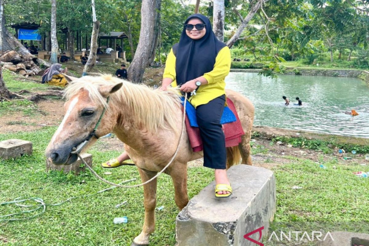 Menikmati Permandian Wakante di Muna Barat sembari menunggangi kuda