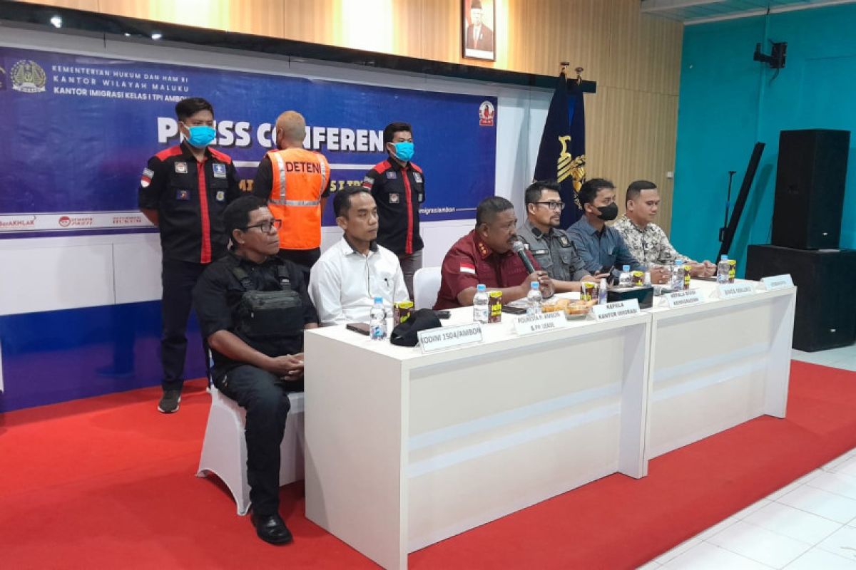 Imigrasi Ambon deportasi WNA Belanda terlibat provokasi pengibaran bendera RMS