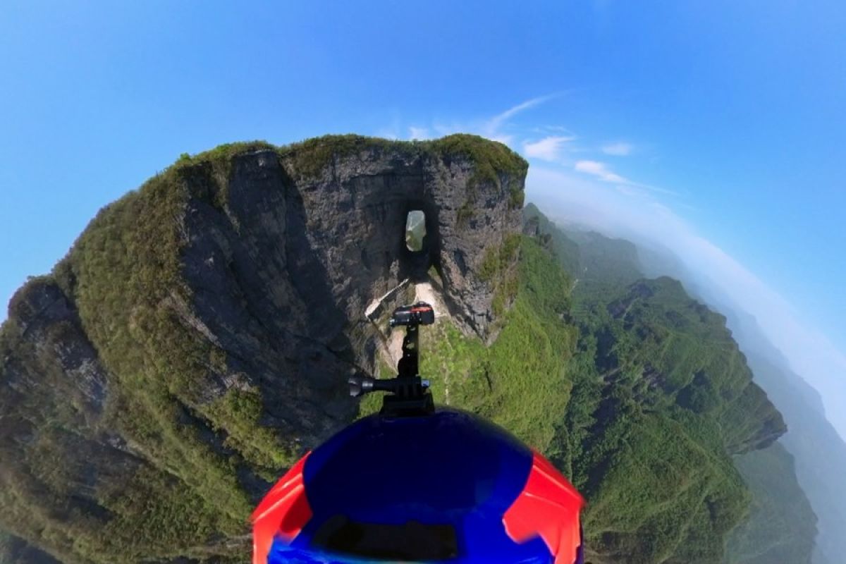 Atlet wingsuit Zhang Shupeng terbang lintasi Gua Tianmen China