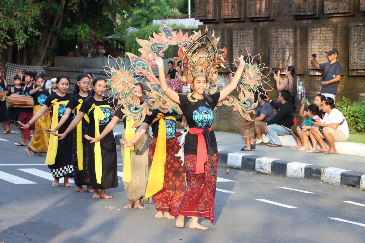 Wali Kota Denpasar serahkan uang pembinaan duta seni pawai PKB 2023