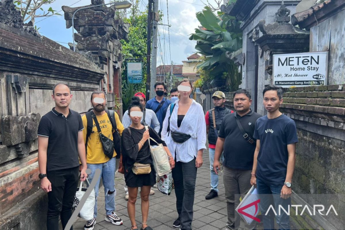 Imigrasi Bali tangkap tiga warga Rusia langgar etika di Pura Besakih
