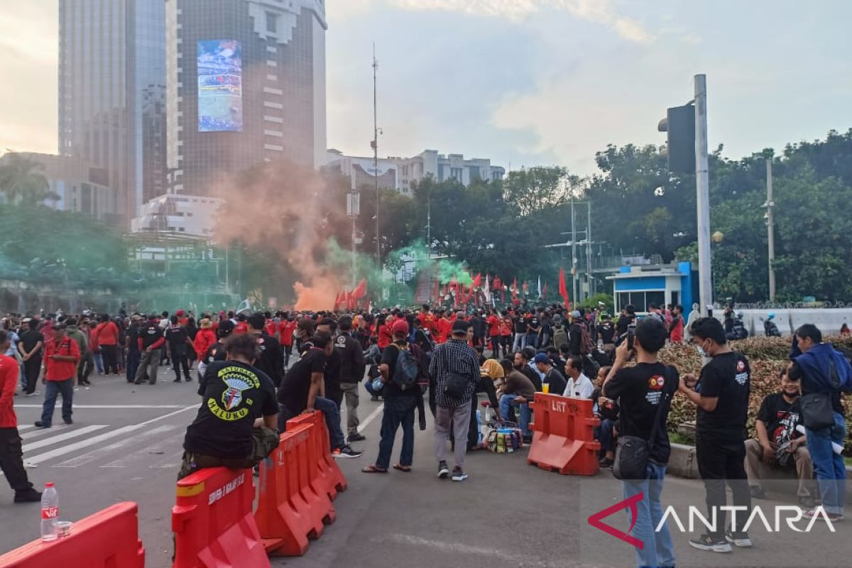 Massa aksi buruh mulai meninggalkan area Patung Kuda Jakarta Pusat Senin sore
