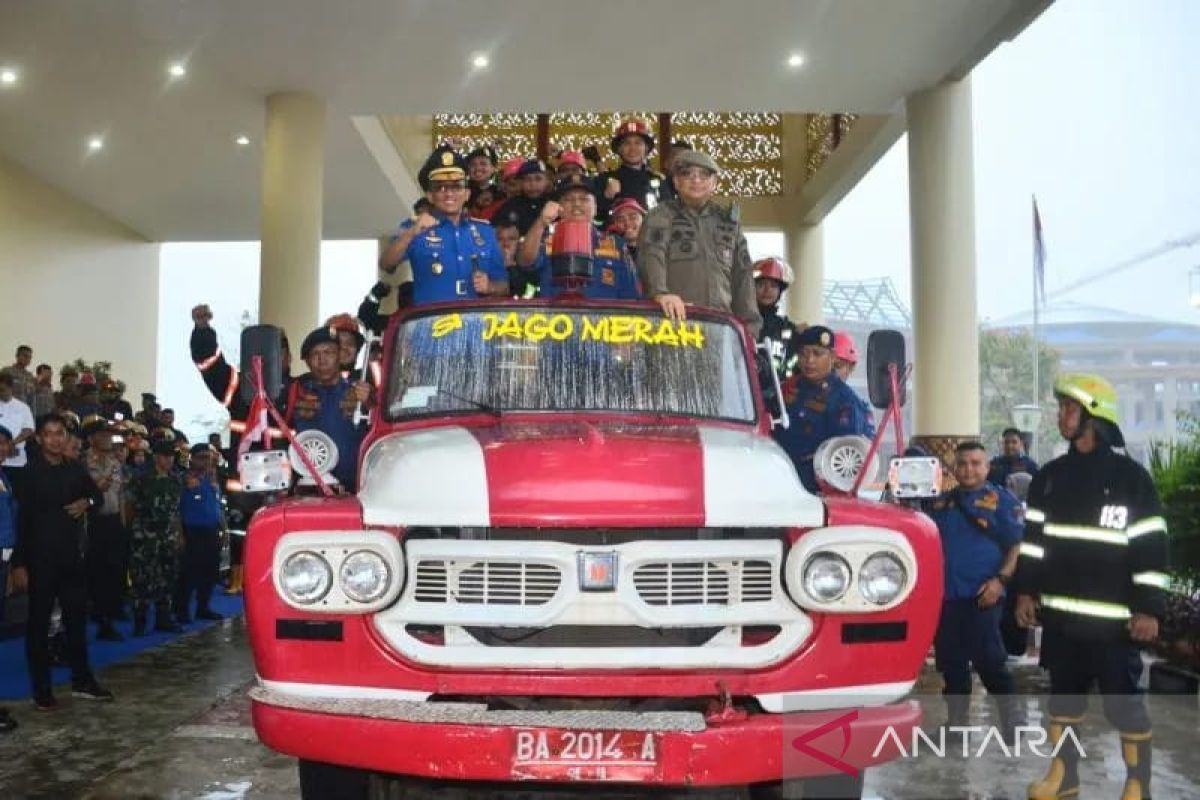 Tim evakuasi Damkar Solok tangani sarang tawon resahkan warga