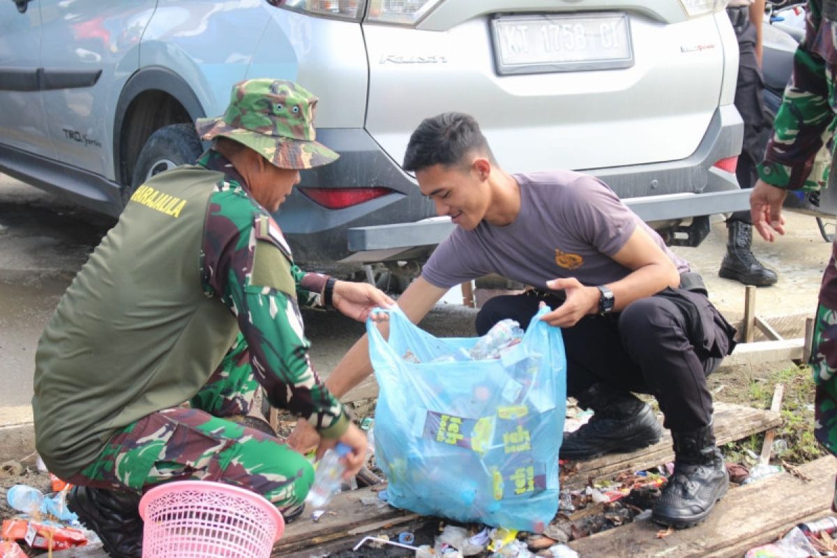 Wujudkan kerja sama, personel Polda Kaltara dan Korem 092 laksanakan bakti sosial