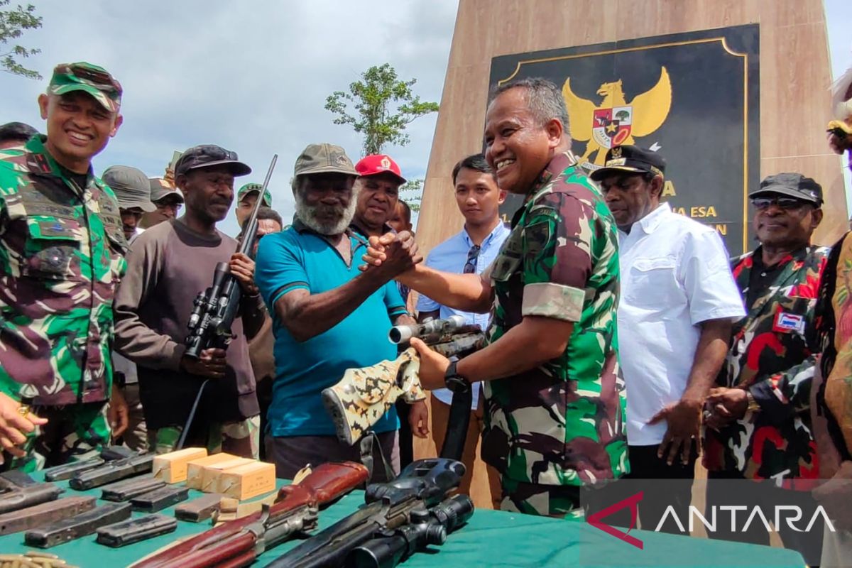 Pangdam Cenderawasih terima enam senjata api hasil penggalangan bekas KKB