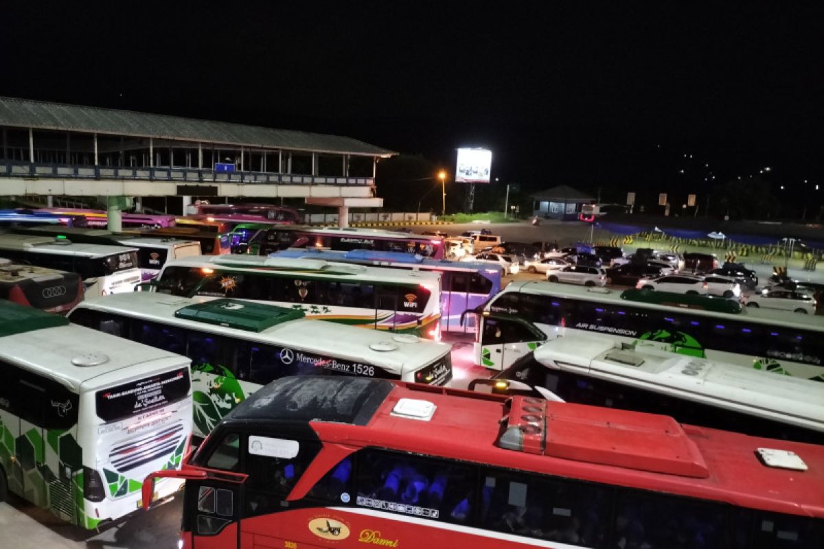 Ratusan bus padati areal parkir Pelabuhan Bakauheni pada H+8 dini hari