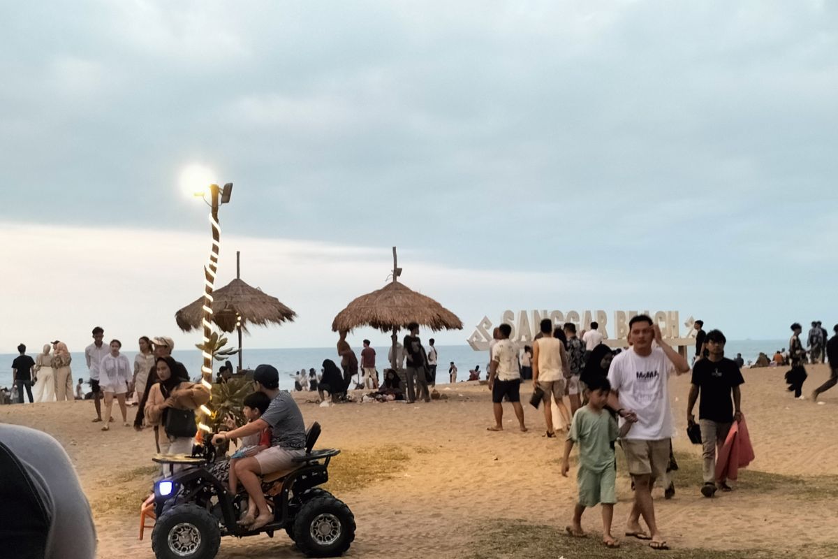 Ribuan wisatawan padati objek wisata Pantai Sanggar