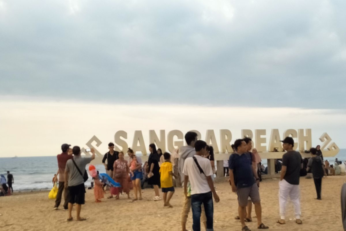 Ribuan wisatawan padati objek wisata pantai Sanggar Beach