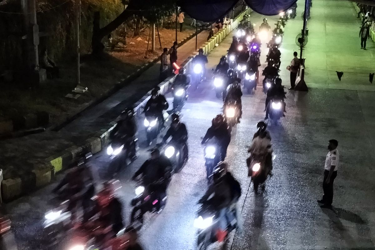 Ribuan kendaraan bermotor padati pelabuhan Bakauheni pada H+7 malam