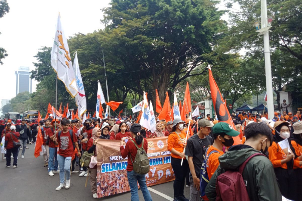 Rombongan buruh mulai tiba di depan Balai Kota DKI Jakarta pada Senin