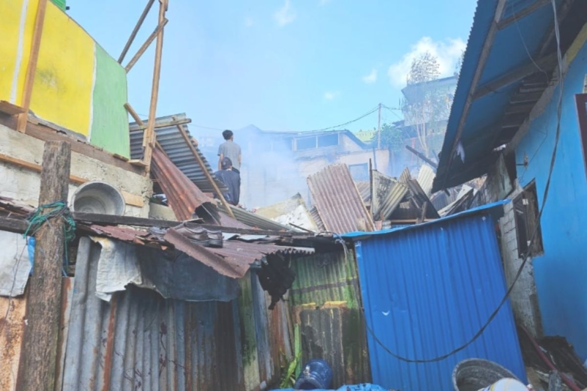 Pemerintah Kota Ambon salurkan bantuan bagi korban kebakarandi Kelurahan Kasturi