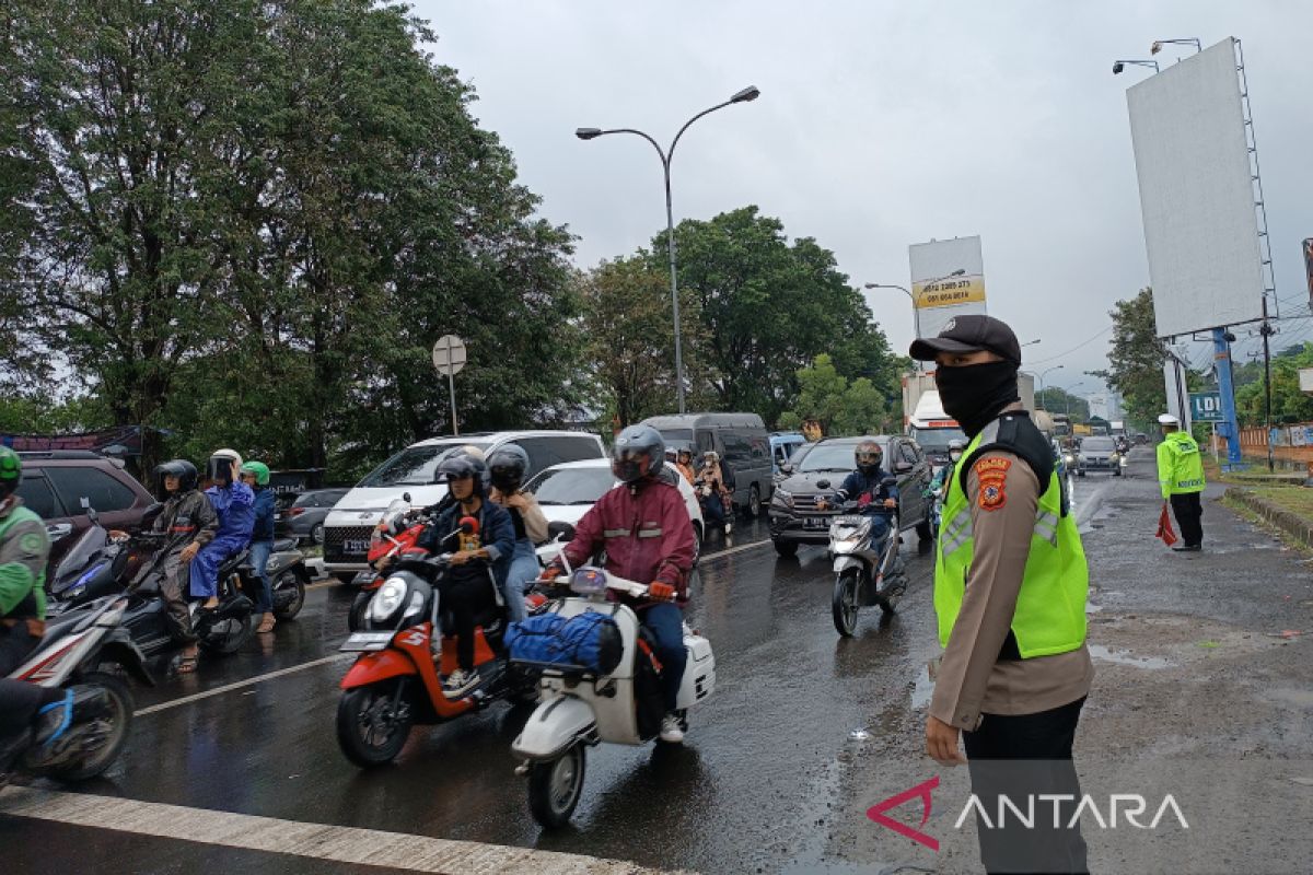 Arus lalu lintas arteri Cirebon Senin petang meningkat