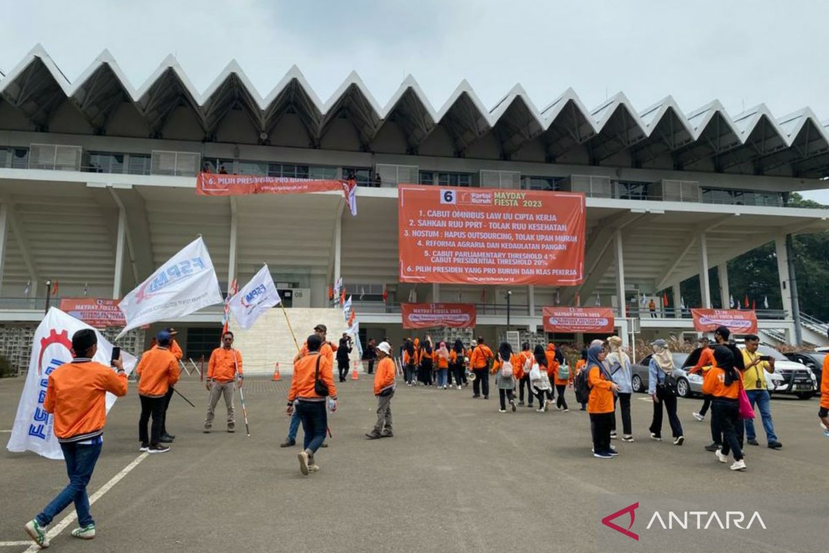 Massa buruh padati Istora Senayan