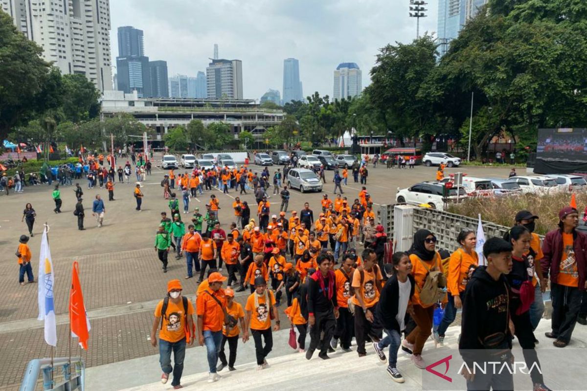 Massa buruh tidak diperbolehkan merokok saat aksi May Day di dalam Istora Senayan