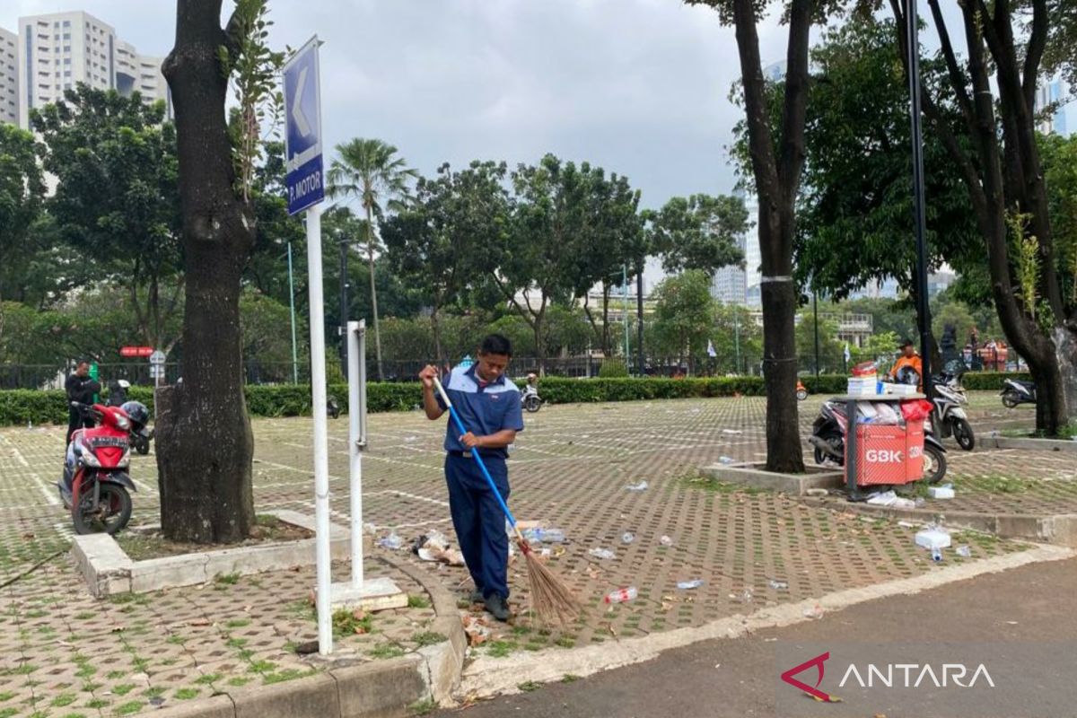 GBK kerahkan 15 petugas bersihkan Istora Senayan usai "May Day" 2023