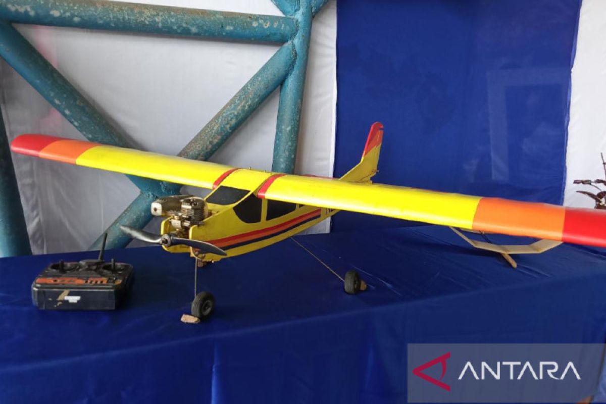 SMKN 5 Penerbangan Waibhu Papua tampilkan miniatur pesawat terbang di pameran pendidikan 2023