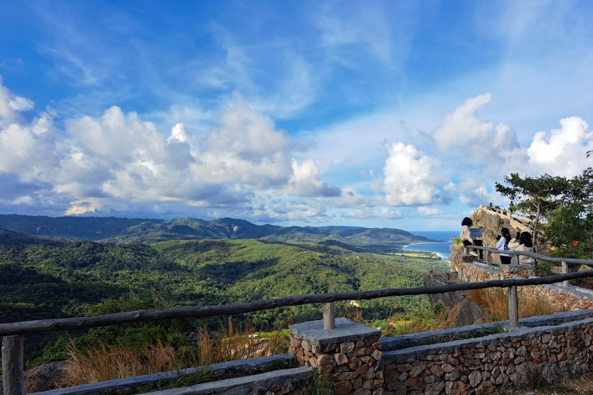 Kabupaten  Kupang menyiapkan teropong di lokasi wisata  Fatu Braun
