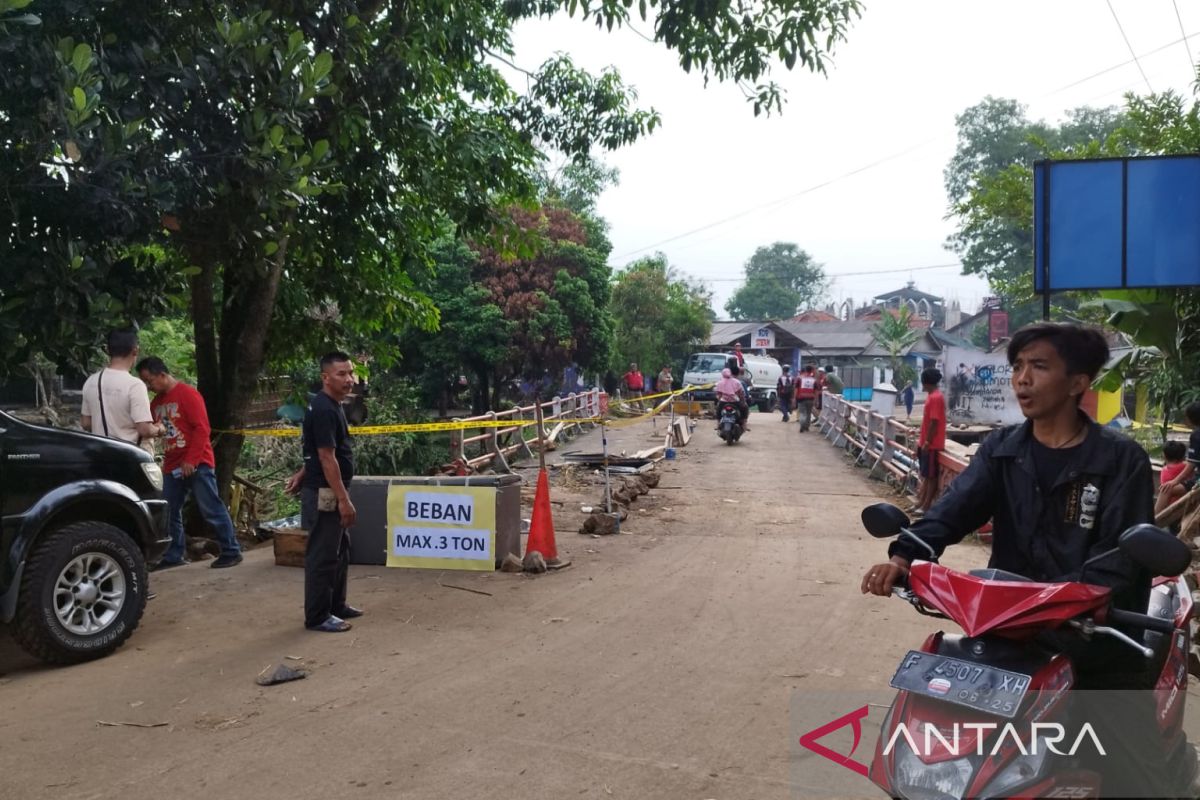 Dua jembatan putus akibat dihantam banjir di Ciranjang-Cianjur