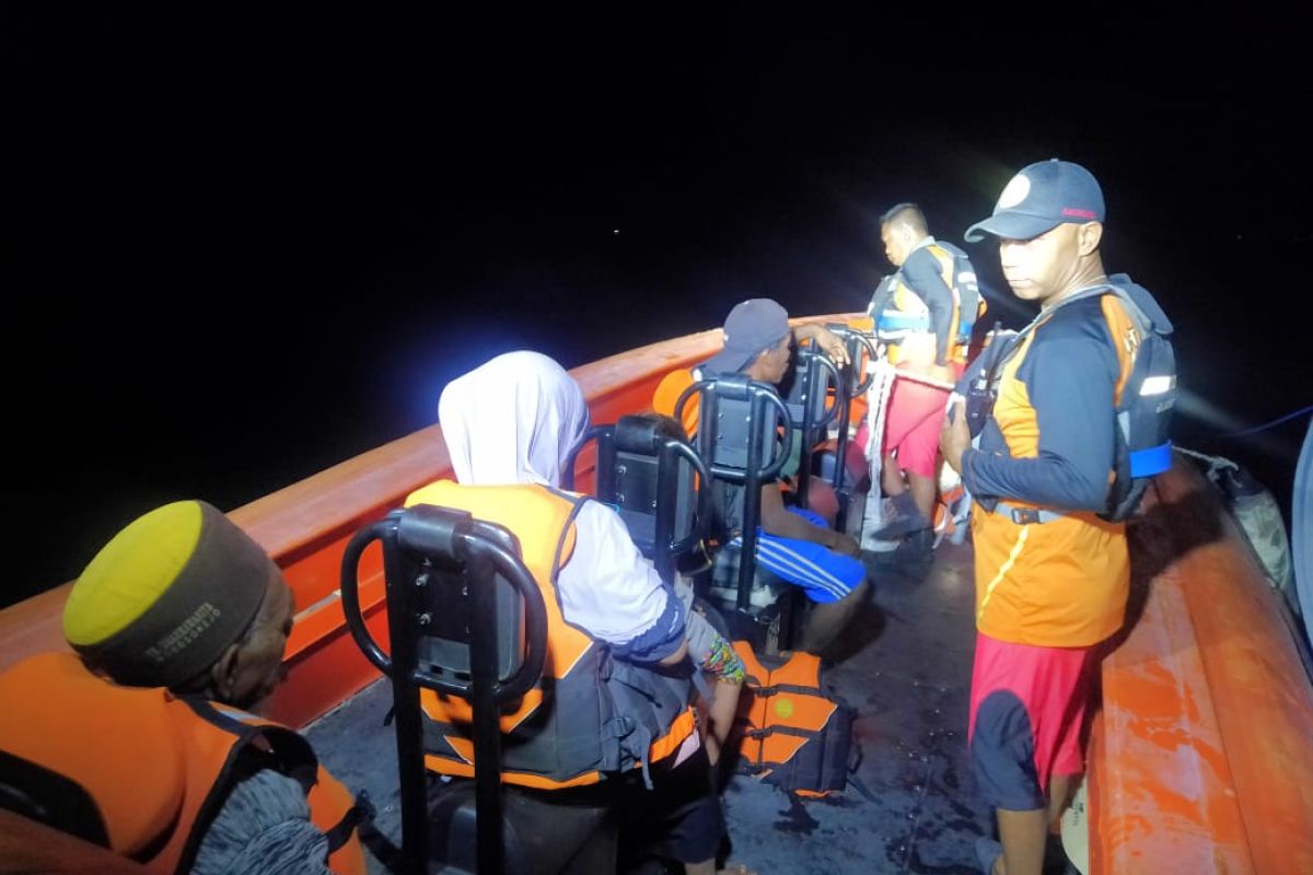 Basarnas Maumere selamatkan lima nelayan alami kecelakaan laut di Sikka NTT