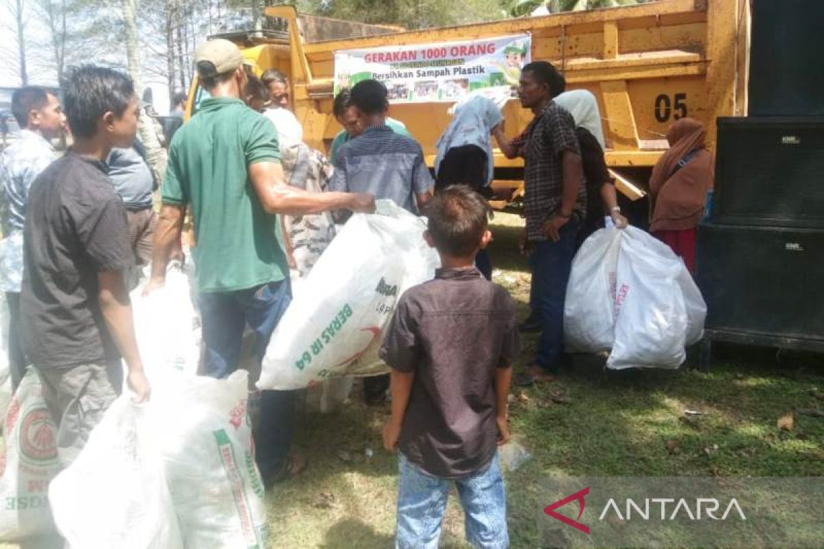 1.000 warga ramaikan aksi pungut sampah di pantai Nagan Raya Aceh