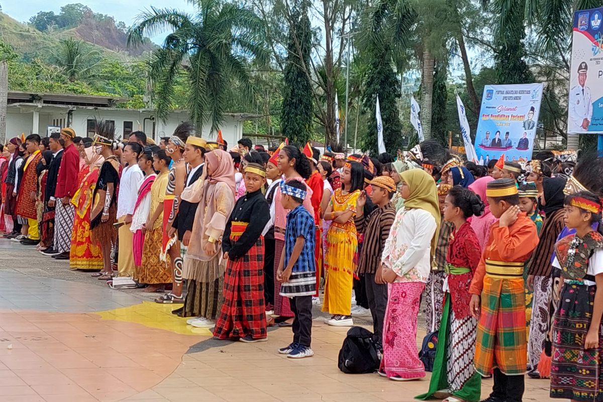 Peserta upacara Hardiknas di Kota Sorong kenakan pakaian adat Nusantara