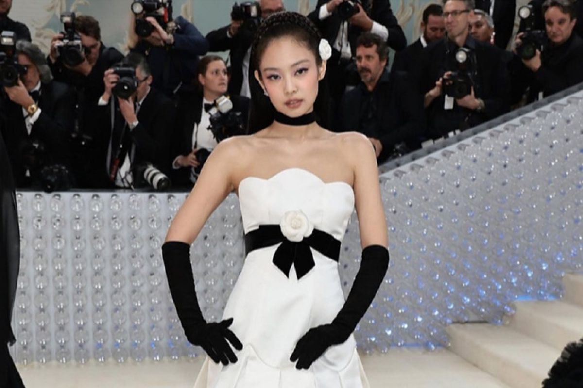 Jennie BLACKPINK kenakan gaun vintage Chanel pada Met Gala 2023