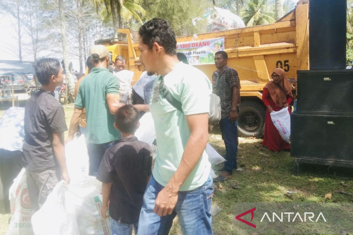 1.000 warga ramaikan aksi bersih pantai di Nagan Raya