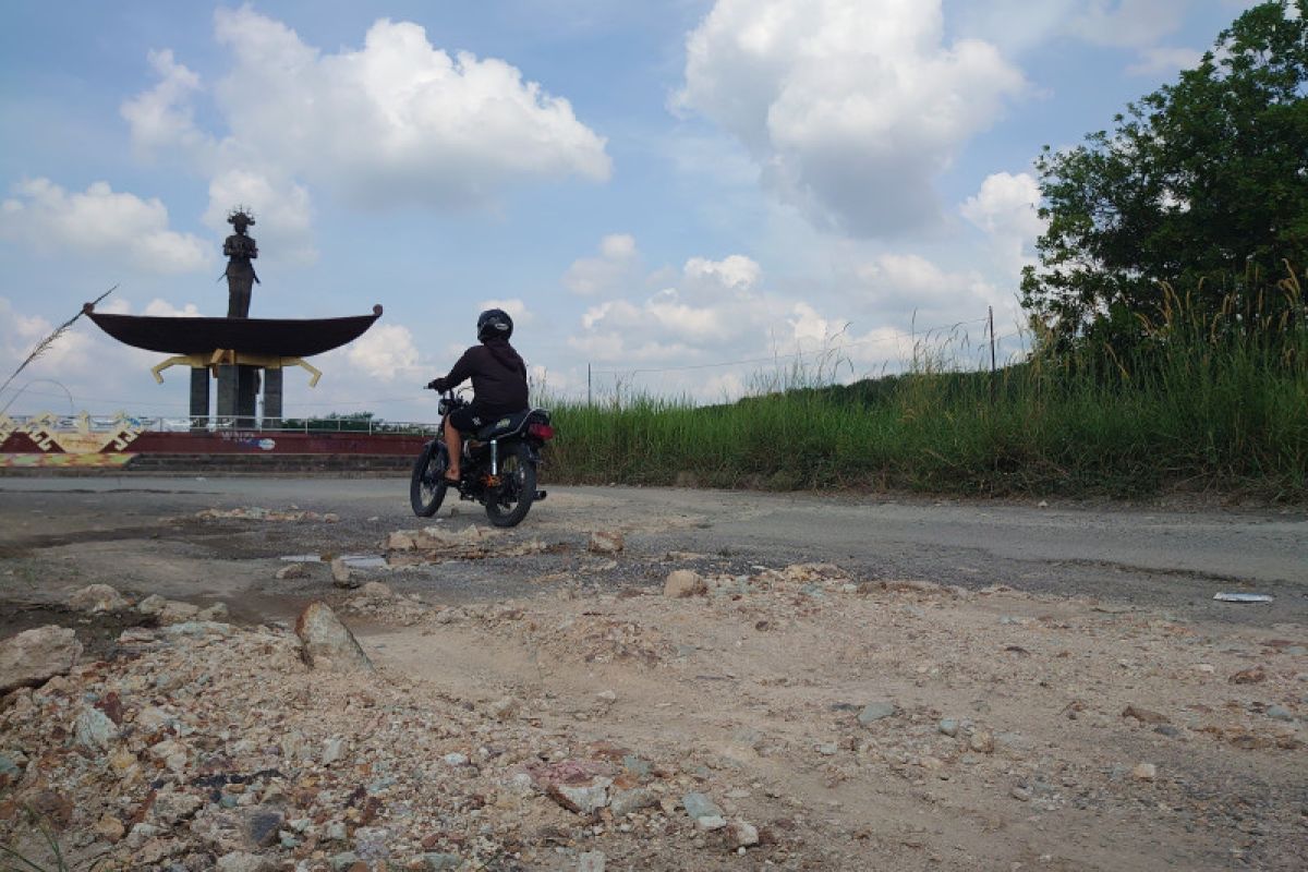 Jalan ke Desa Sabah Balau masih rusak parah