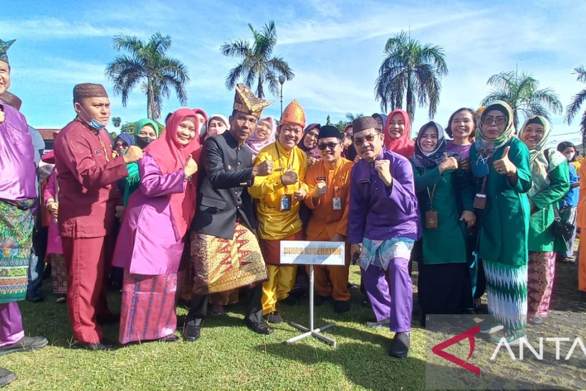 Ribuan ASN Pemprov Babel Gunakan Pakaian Melayu Peringati Hardiknas 2023