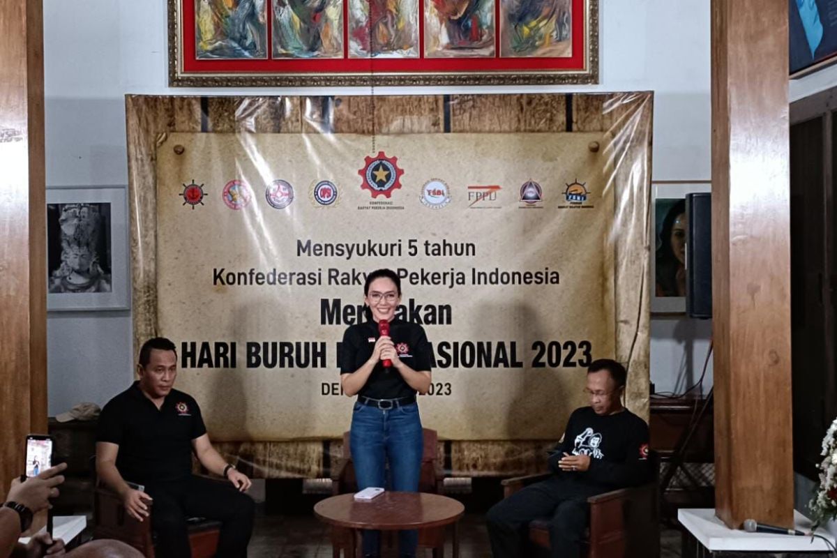 Rumah Ketua KRPI Rieke dibanjiri karangan bunga