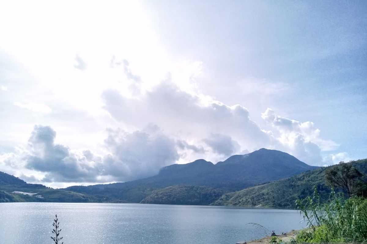 Objek wisata Danau Talang ramai dikunjungi saat libur Lebaran
