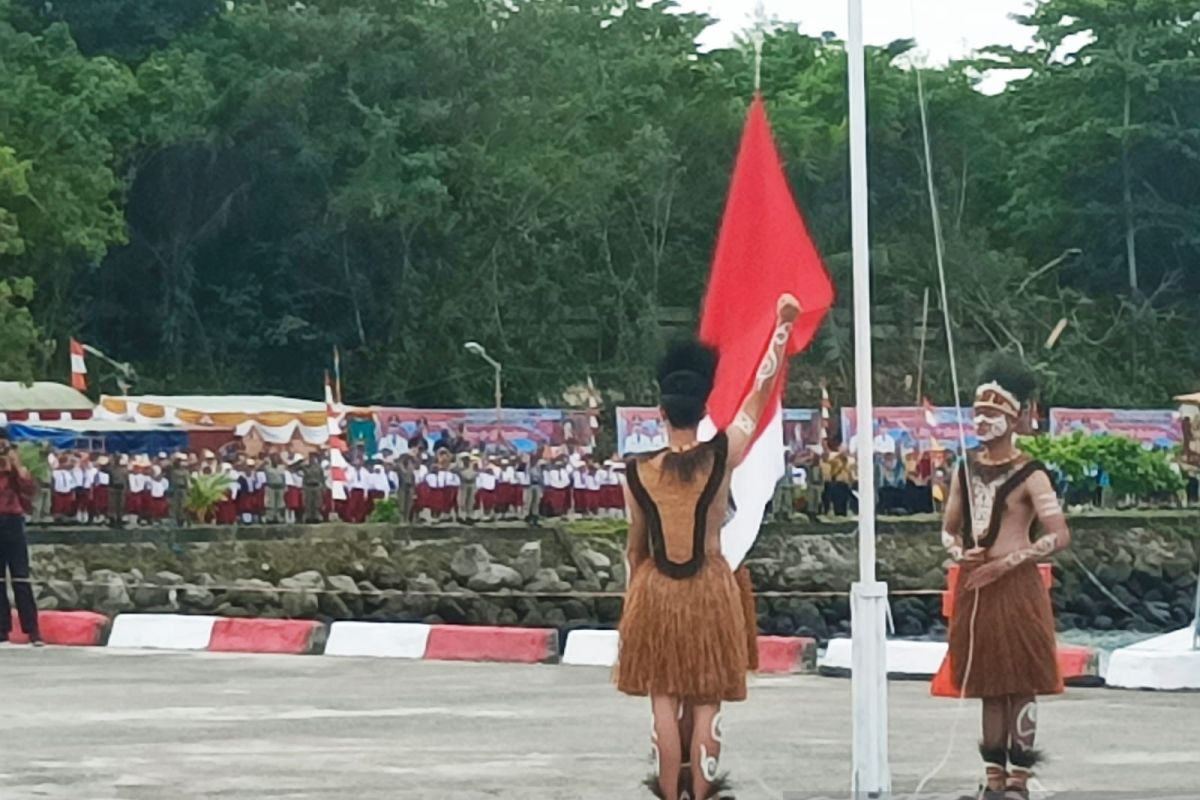 Siswa di Biak Numfor gunakan pakaian adat Nusantara peringati Hardiknas
