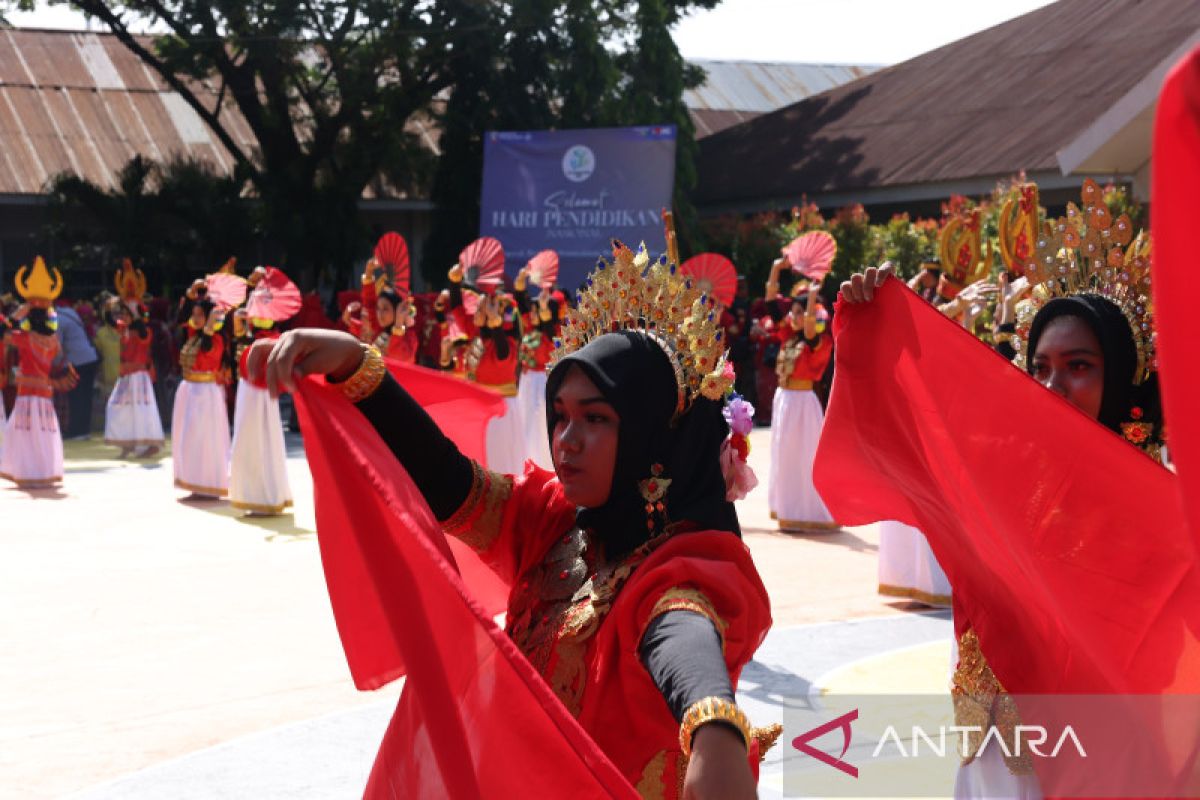 Wali Kota Makassar mencanangkan penggunaan baju adat di sekolah