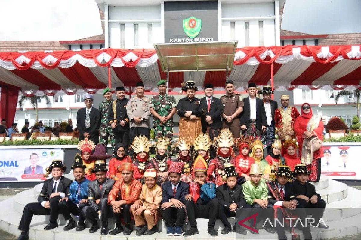 Hardiknas 2023 Bupati Tapsel kenakan pakaian adat