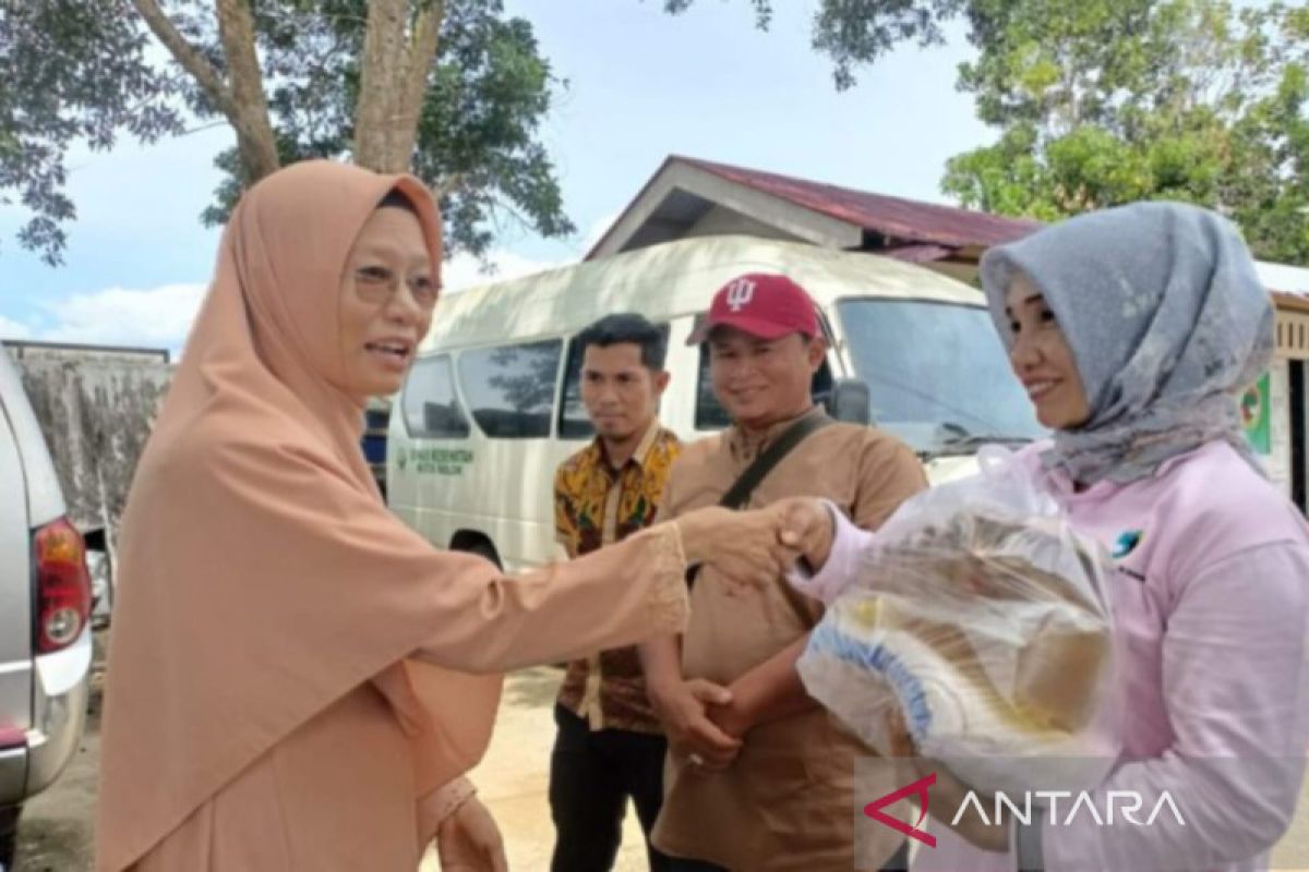 Dinas Kesehatan Kota Solok bagikan 61paket sembako