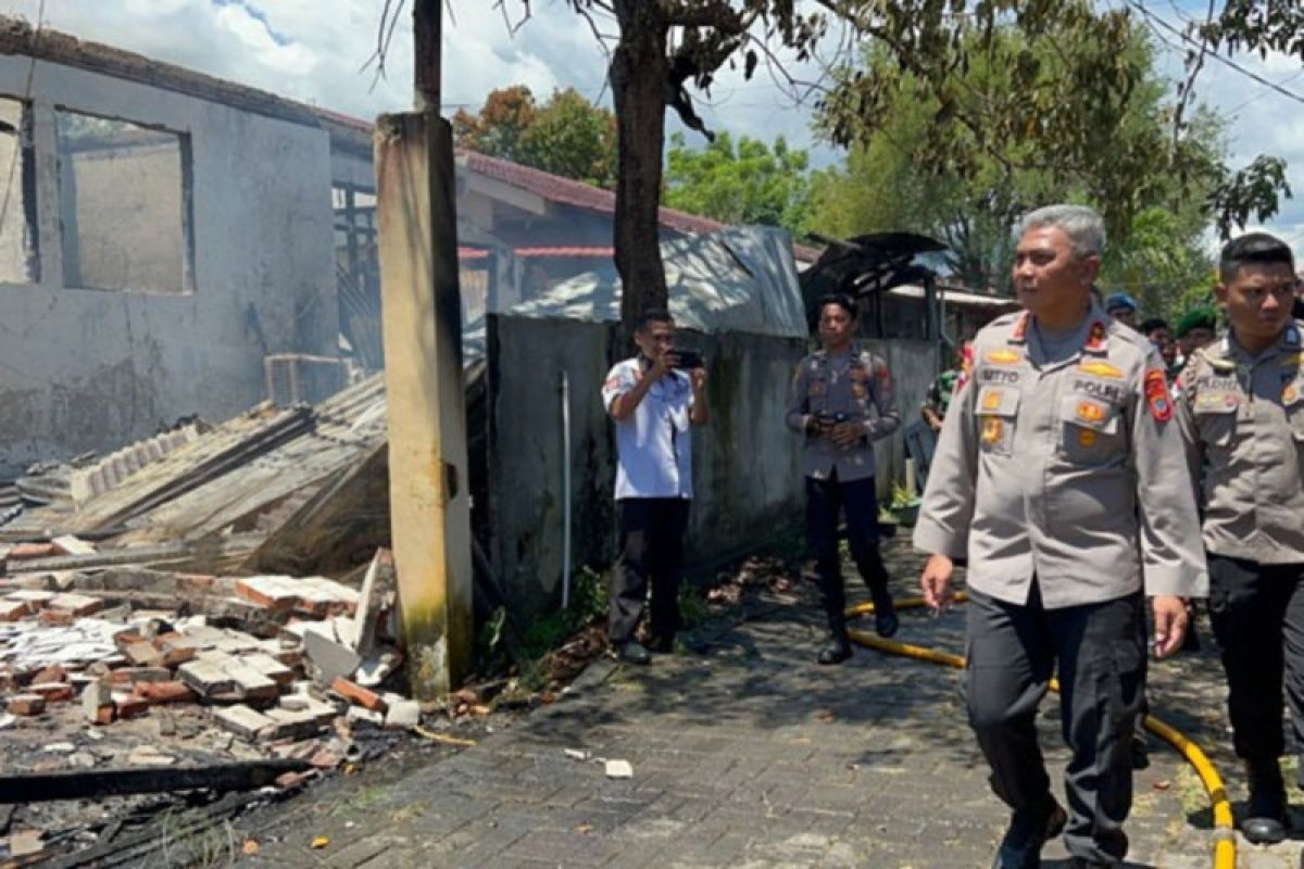 Kapolda Sulut datangi lokasi kebakaran di Aspol Wanea-Manado