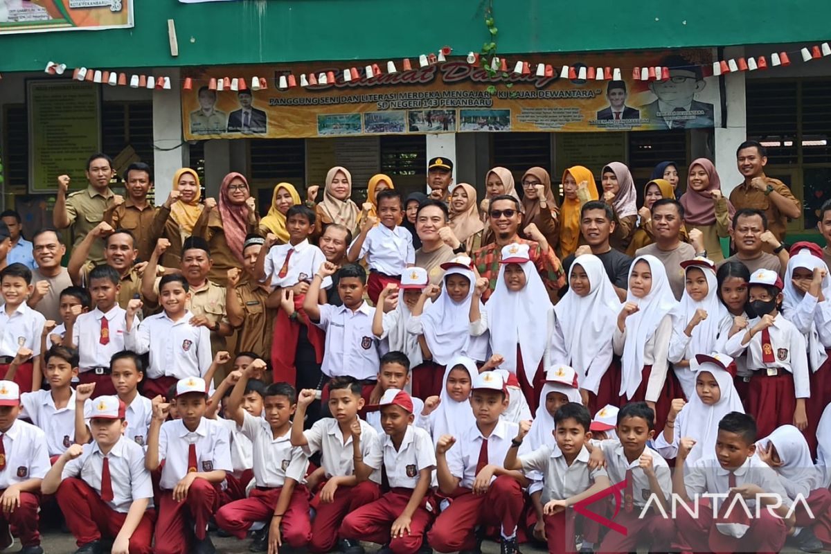 Peringati Hardiknas, Kapolda Riau dan Danrem diserbu ratusan murid