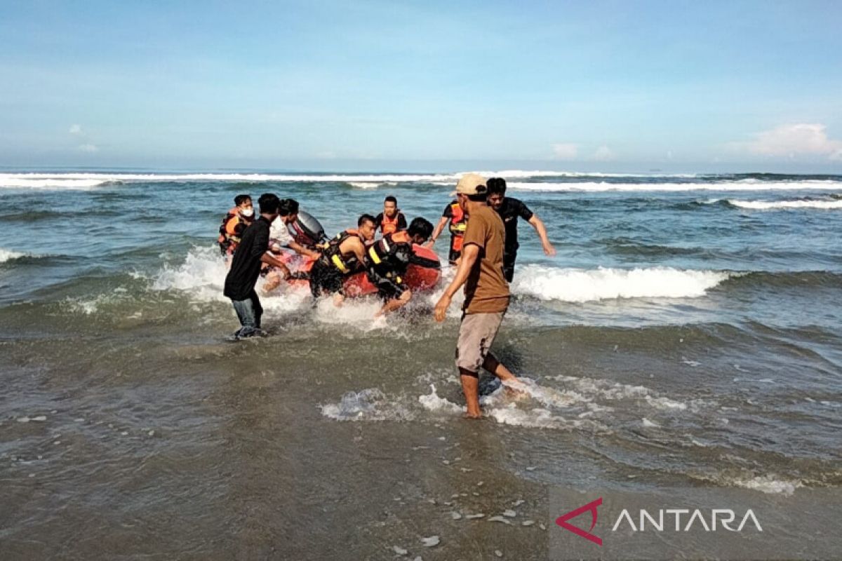 Basarnas cari dua warga Sumsel tenggelam di Pantai Panjang Bengkulu