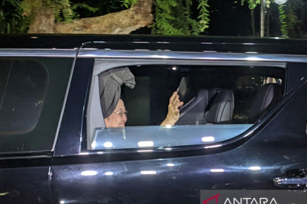 Megawati yang pertama tinggalkan Istana setelah 2,5 jam pertemuan