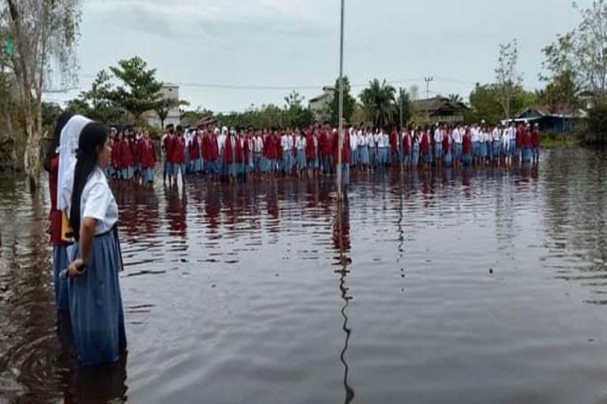 Halaman tergenang air, SMAN1 Pujon tetap laksanakan upacara Hardiknas