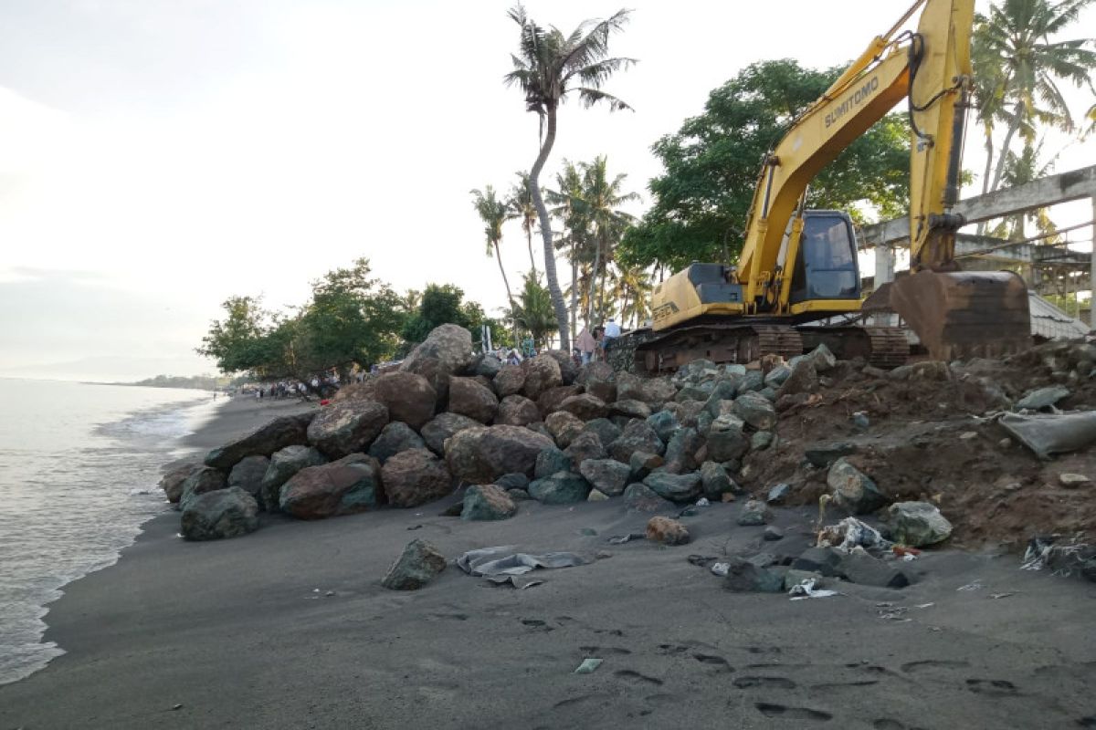Pemkot Mataram memasang "riprap" cegah abrasi di Pantai Mapak