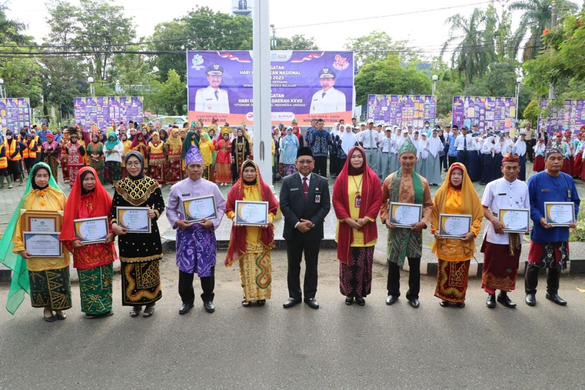 Pemkab Banjar serahkan penghargaan kepada sekolah penggerak saat Hardiknas