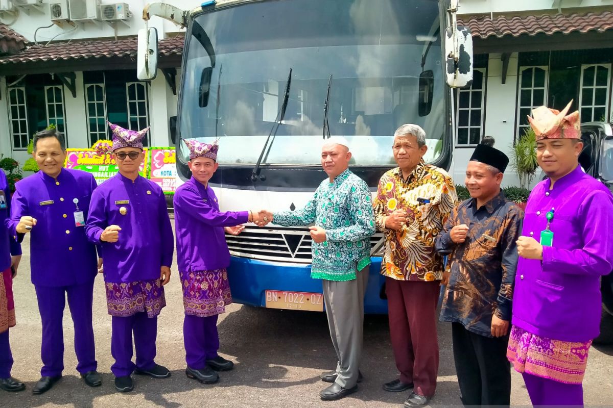 Pemkab Bangka hibahkan bus di lembaga pesantren