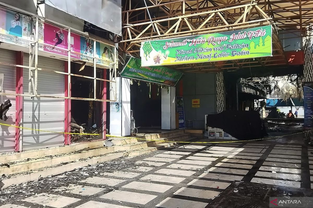 Puluhan kios hangus akibat kebakaran Malang Plaza