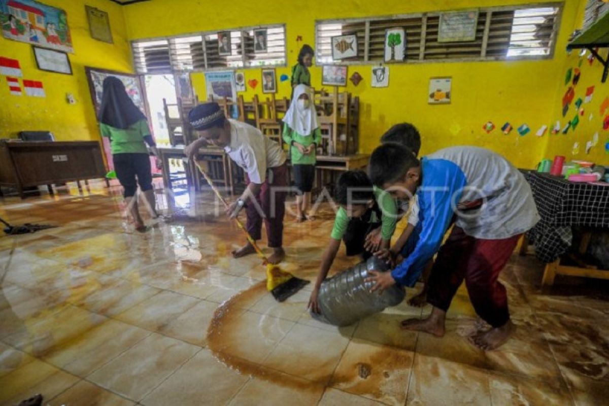 Sekolah terdampak banjir di Jambi