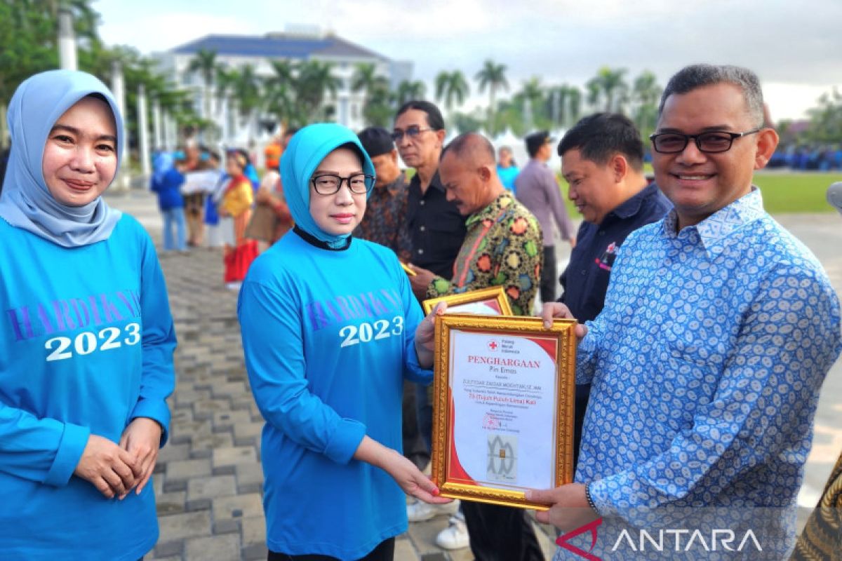 Anggota DPRD Pontianak terima pin emas atas aksi donor darah