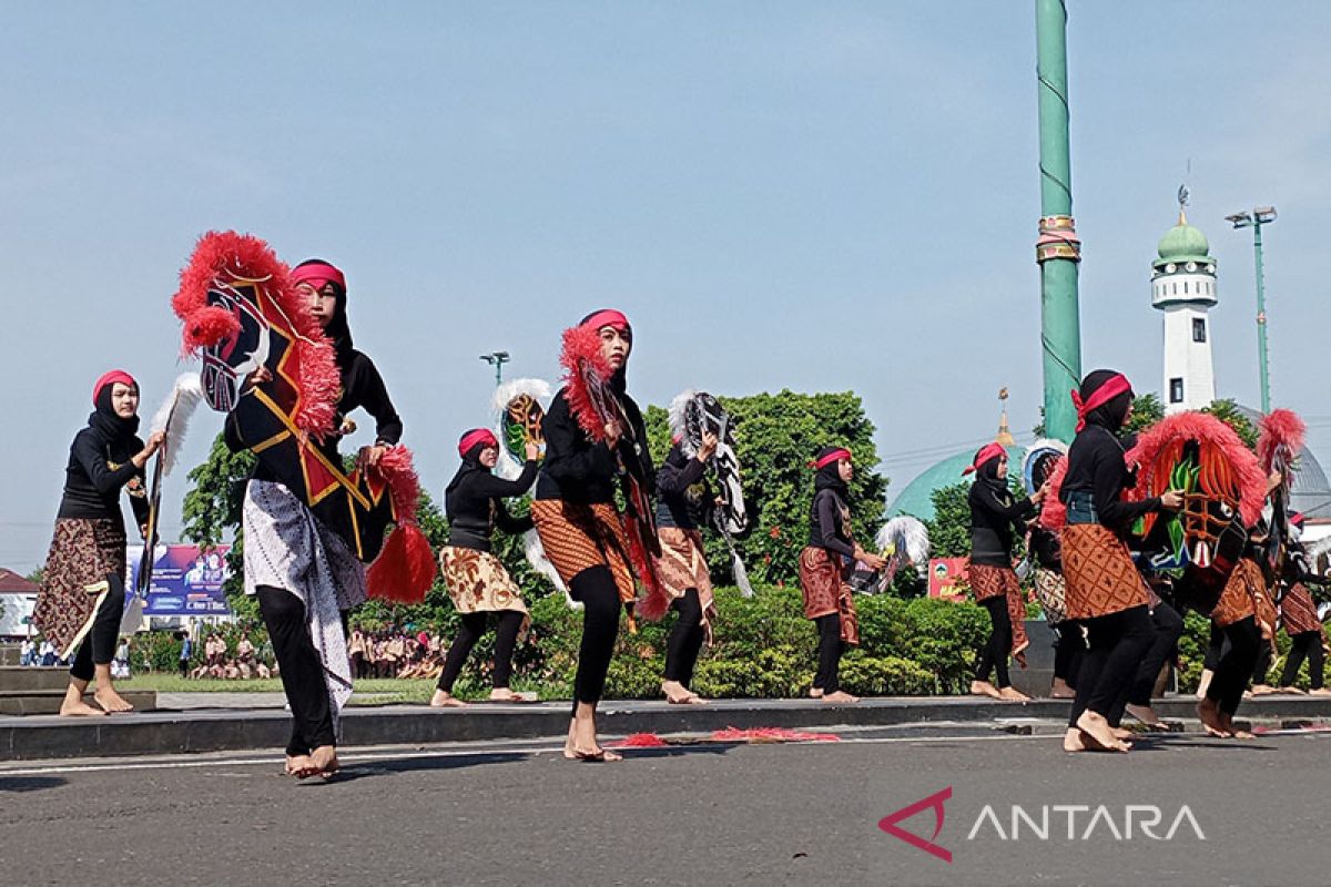 Pelajar Banyumas tampilkan Ebeg Edukasi pada peringatan  Hardiknas